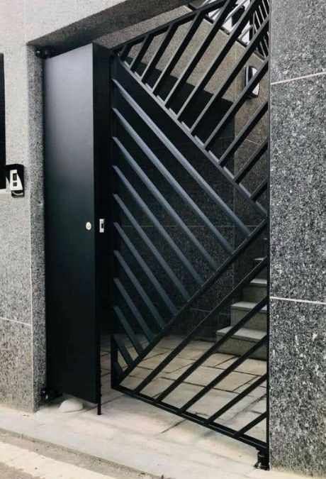 Puerta de herrería con barras en diagonal